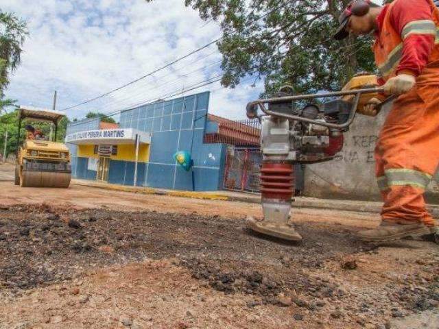 Depois de chuva destruir asfalto, Prefeitura come&ccedil;a reparos em bairro