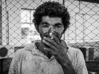 A distração para esse morador de rua é dar aquela pitada no cigarro para relaxar (Foto: Marcos Maluf)
