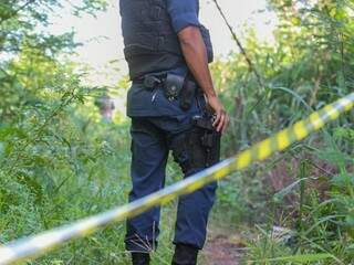 Polícia Militar isola área onde rapaz foi encontrado morto com sinais de espancamento (Foto: Marcos Maluf) 