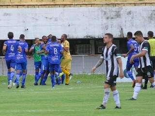 Jogadores do Aquidauanense celebram gol contra o Operário no Morenão (Foto: Marcos Maluf)