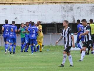 Jogadores do Aquidauanense celebram gol contra o Operário no Morenão (Foto: Marcos Maluf)