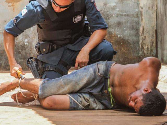Ladr&atilde;o pula muros para escapar de flagrante, mas &eacute; preso ap&oacute;s cair de telhado