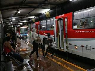 Chuva e aumento da tarifa para início do dia dos passageiros do transporte coletivo (Foto: Henrique Kawaminami)