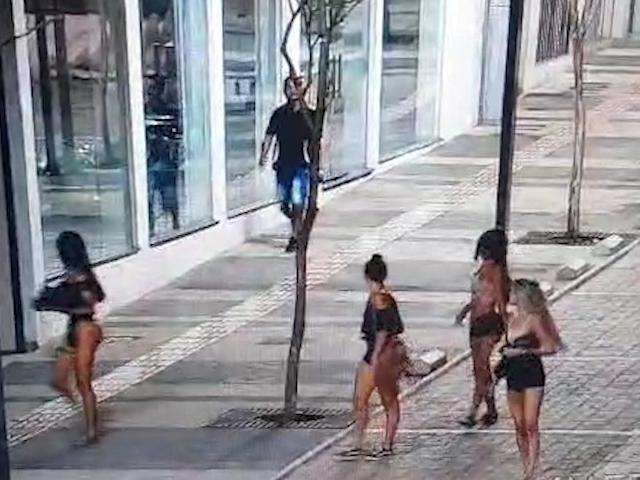 Gangue de travestis &eacute; flagrada furtando objetos de carro na 14 