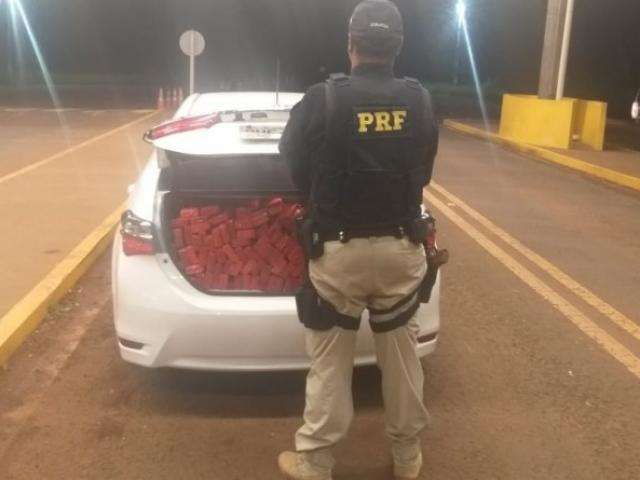 Tr&ecirc;s traficantes s&atilde;o presos com 616 quilos de maconha na BR-060