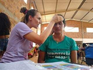 Joanna Cruzetta realizando a terapia integrativa de SNT para ajudar a cliente (Foto: Arquivo Pessoal)