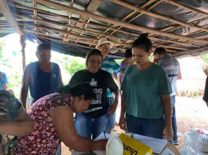 Debaixo de chuva, voluntários levam alimentos a comunidades indígenas