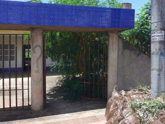 Escola inacabada no Jardim Anache &eacute; moradia para usu&aacute;rios de drogas