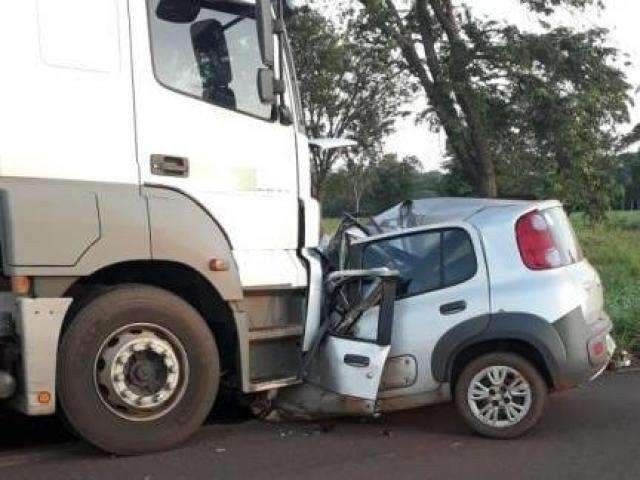 Youtuber e pe&atilde;o de rodeio morrem ap&oacute;s carro bater em carreta com toras