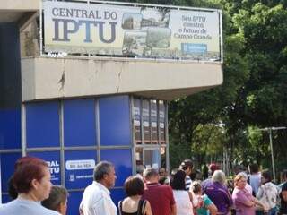 Contribuintes madrugaram na Central para pagar o IPTU com desconto de 20% na última sexta-feira (10)  (Foto: Marcos Maluf)