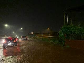 Rua da Divisão, durante a chuva desta noite (28). (Foto: Direto das Ruas) 