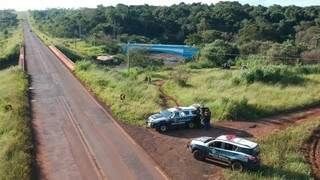 Policiais fazem barreiras e buscas em estradas e matas em Amambai à procura de assassino (Foto: Divulgação)