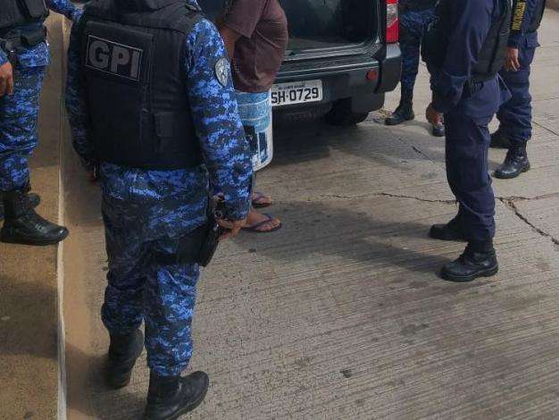 Homem tenta arrastar mulher para banheiro de terminal e vai preso