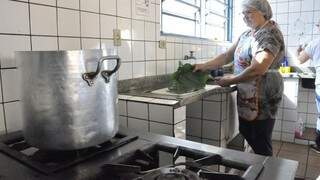 Merendeiros e merendeiras desenvolvem trabalhos nas escolas municipais (Foto: Divulgação/PMCG)