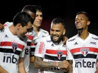 Daniel Alves comemorando o seu gol na partida ao lado dos colegas. (Foto: Alan Morici/Agif/GPress/ReproduçãoGazetaEsportiva)