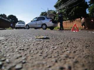 Lata amassada de cerveja estava dentro de carro que bateu no Corsa, segundo testemunhas (Foto: Silas Lima)