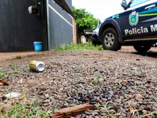 Dupla invade casa, atira ao menos 8 vezes e homem acaba baleado no p&eacute; 