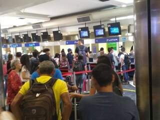 Passageiros à espera de atendimento no aeroporto da Capital. (Foto: Arquivo) 
