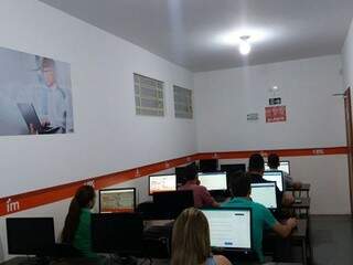 Salas de aula climatizadas e com tecnologia para acesso dos alunos. (Foto: Divulgação)