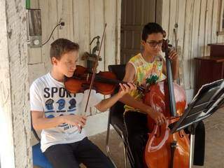 Felipe Bertolazo tocando violino e Gabriel Cabral no violoncelo. (Foto: Arquivo pessoal)