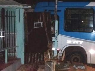 Ônibus invadiu fachada da imóvel por volta das 23h50. (Foto: Direto das Ruas)