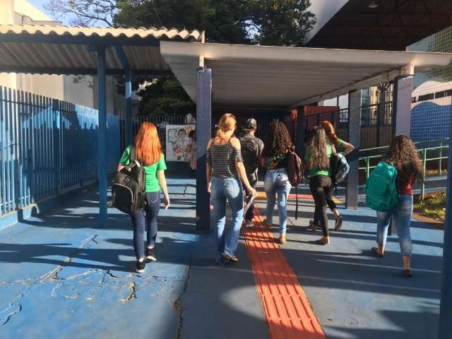 Na volta &agrave;s aulas, drone cuida tr&acirc;nsito, enquanto alunos tra&ccedil;am metas