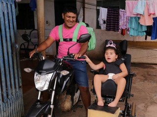 Davi Borges Soares ao lado da filha Manu, que tem paralisia cerebral (Foto: Kísie Ainoã)