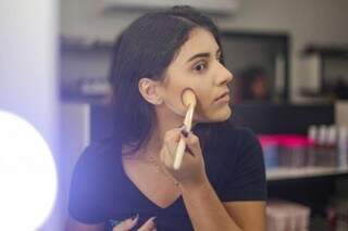 Cliente testando maquiagem (Foto: Marcos Maluf)