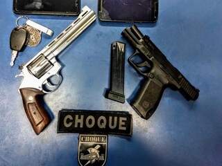 Armas encontradas com homem foram apreendidas pelo Batalhão de Choque. (Foto: Divulgação/Choque)