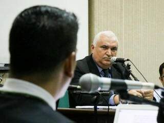 O juiz Aluízio Pereira dos Santos (ao fundo) negou prisâo domiciliar para Jamil Name. (Foto: Henrique Kawaminami)