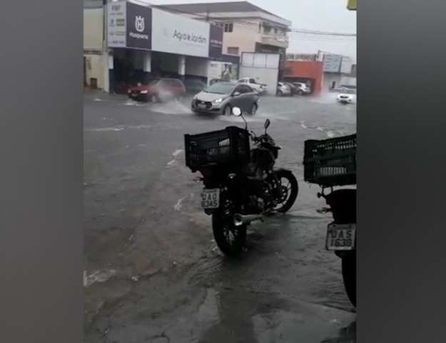 Chuva causa alagamentos e queda de nove graus na temperatura