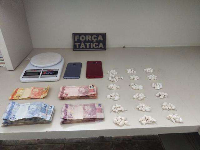 Pol&iacute;cia flagra mulheres vendendo crack na frente de 4 crian&ccedil;as 