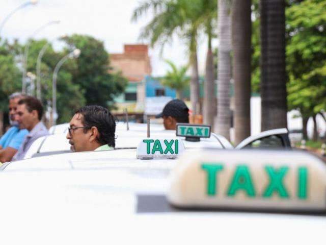 Trocados por aplicativos, taxistas d&atilde;o corrida gr&aacute;tis na porta de hospital