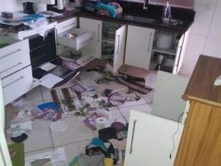 Na cozinha, autores abriram armários e deixaram tudo no chão. (Foto: Paulo Francis) 