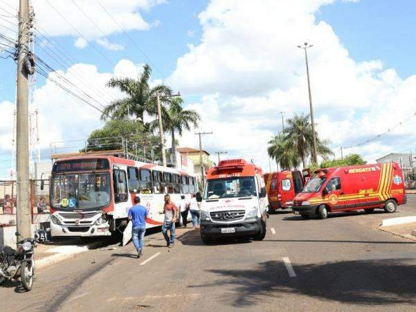 Caminhonete bate em &ocirc;nibus, vai parar do outro lado da pista e 4 ficam feridos 
