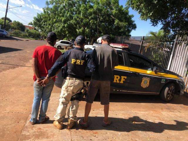 Especialista em liga&ccedil;&atilde;o direta e comparsa s&atilde;o presos com caminh&atilde;o roubado