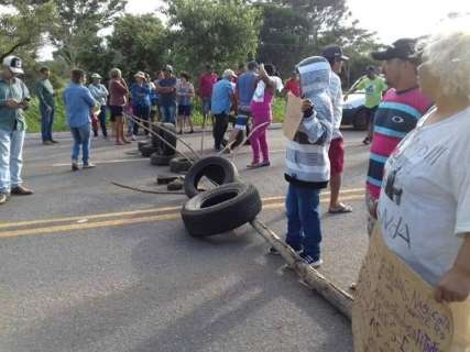 Ap&oacute;s 4 horas, pescadores liberam rodovia fechada em protesto contra Cota Zero