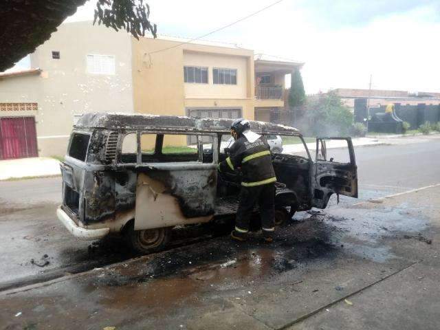Ap&oacute;s explos&atilde;o no motor, Kombi pega fogo e chamas destroem ve&iacute;culo