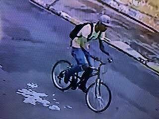 Suspeito fugindo com bicicleta roubada na residência. (Foto: Direto das Ruas) 