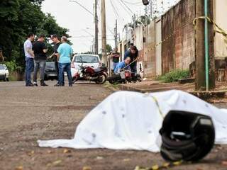 Motociclista foi morto atingido por pelo menos quatro tiros e morreu no local. (Foto: Henrique Kawaminami)
