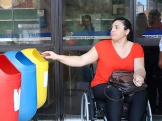 Janine sofreu acidente de moto e nem sabia que era direito seu pedir benefício do LOAS. (Foto: Silas Lima)