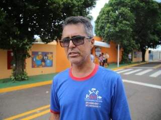 André Luiz da Silva diz que prefere estacionar longe da escola para evitar fila dupla (Foto: Marcos Maluf)