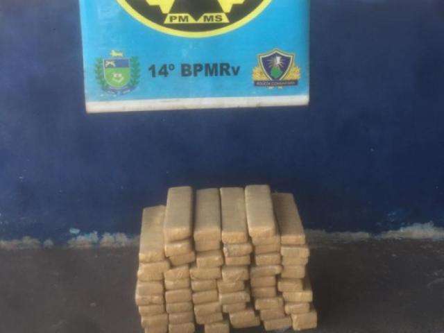 Suspeito tenta fugir a p&eacute;, mas &eacute; preso com 4 comparsas e 54 tabletes de maconha