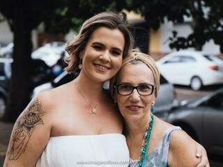 Dani e a mãe, Andreia, no casamento civil em 2019. (Foto: Images of love)