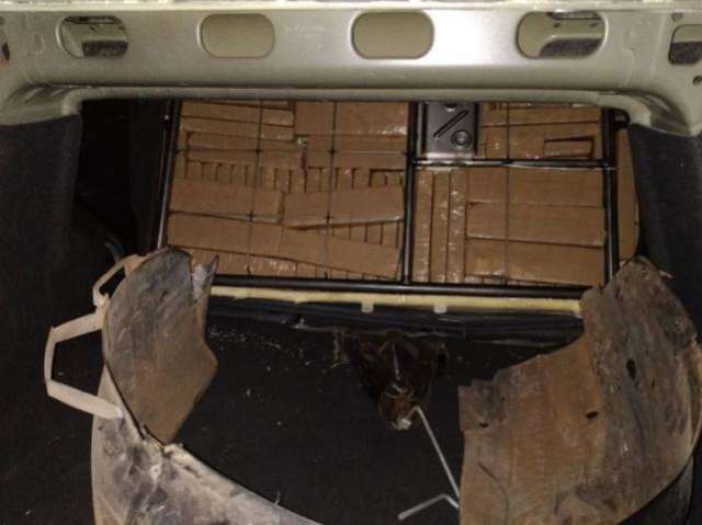 PRF prende dupla e encontra 110 tabletes de maconha em fundo falso de ve&iacute;culo 