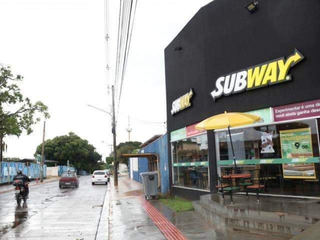 Assaltantes invadem lanchonete, rendem cliente e fazem arrast&atilde;o 