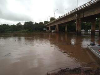 Sedimentos acumularam próximo à ponte após fortes chuvas na região. (Foto: Defesa Civil/ Miranda)