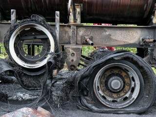 Rodas do veículos derreteram com o incêndio. (Foto: Henrique Kawaminami)