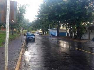 Rua da UFMS molhada após chuva de 15 minutos, na região (Foto: Guilherme Correia)