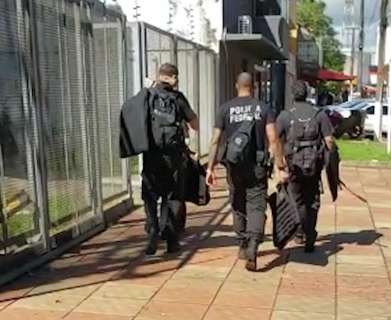 PF apreende saco de dinheiro durante opera&ccedil;&atilde;o contra fraude na merenda